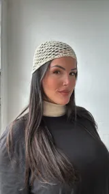 Gorro tipo bucket tejido al crochet, color crudo con hilo dorado.
