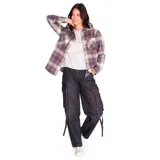 Camisa a cuadros color crema, rosa y marrón, de corte holgado, con dos bolsillos frontales con botón, cierre frontal con botones metálicos y logo de la marca en la costura lateral.