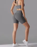 Biker deportiva de tiro alto, color gris oscuro, con costuras planas visibles en los laterales y en el borde inferior.