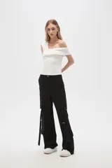 Pantalón cargo negro de viscosa, corte ancho y tiro alto, con bolsillos laterales y detalles de tiras colgantes.