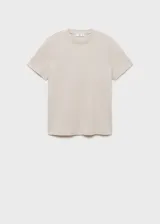 Remera color beige de corte recto, cuello redondo y mangas cortas.