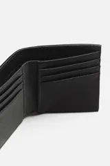 Billetera vertical negra de cuero texturizado con compartimento para billetes y tres ranuras para tarjetas en cada lado.