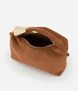 Bolso bandolera pequeño de gamuza color marrón con asa corta rígida y correa de cadena dorada.