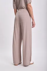 Pantalón largo de lanilla color taupe, de corte ancho y textura acanalada, con aberturas laterales en el ruedo.