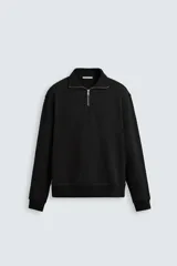 Sudadera negra de cuello alto con cierre de cremallera, corte regular y mangas largas.