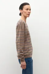 Sweater de manga larga con escote en V, tejido en rayas horizontales marrones y beige.
