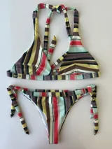 Conjunto de bikini con estampado de rayas en tonos azul y verde. El corpiño es de corte triangular con tirantes halter y la bombacha se ata a los costados.