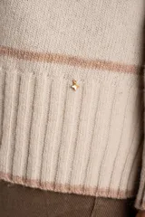 Sweater de lana con cuello redondo y diseño a rayas horizontales en tonos beige y marrón claro. Presenta un calce oversize y puños y ruedo acanalados.