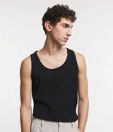 Musculosa negra de media malla con textura acanalada, cuello redondo y corte clásico.