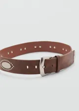 Cinturón marrón de estilo cowboy con apliques metálicos y tachuelas decorativas.