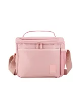 Set de tres piezas de accesorios de nylon color beige claro, compuesto por una mochila con bolsillo frontal, una lonchera con asa superior y una cartuchera pequeña con cierre. Todos los artículos tienen un diseño minimalista y liso, con una pequeña etiqueta de cuero sintético con el nombre de la marca.