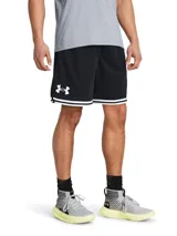 Short deportivo Under Armour negro con logo blanco en la pierna izquierda y doble línea blanca en el ruedo.