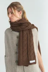 Bufanda marrón de tejido de punto industrial con diseño de ochos cruzados.