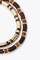 Pack de dos collares de diferente longitud con piezas en madera, metal dorado y cierre de mosquetón.