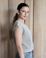 Musculosa de punto color verde claro, con cuello redondo y sisas anchas.