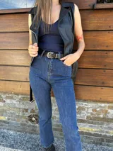 Pantalón de jean azul oscuro, corte semi oxford con lycra.