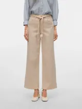 Pantalón jean color crudo, corte wide leg, tiro medio, con bolsillos delanteros y traseros.