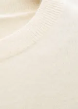 Sweater lila de cashmere con cuello redondo y mangas largas.