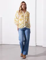 Blusa de gasa estampada, marca Figueroa & Flower. Tiene cuello a la base con escote en V, apertura central con botones y mangas largas ¾ amplias.