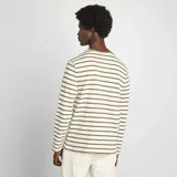 Camiseta beige de manga larga con rayas en tonos karki, con cuello tipo panadero y botonera.