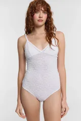 Body blanco con estampado de animal print, breteles finos y copas removibles.