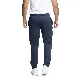Pantalón de jogging azul marino con cintura elástica ajustable con cordón, bolsillos laterales y logo de Umbro estampado en blanco en la pierna izquierda.