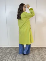 Chaqueta larga color verde pistacho con cuello solapa y bolsillos laterales.