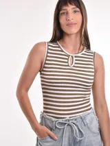 Musculosa roja con rayas horizontales blancas, cuello redondo con abertura en forma de gota y ribete blanco en cuello y sisas.