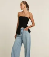 Pantalón de jean wide leg de tiro alto, color azul oscuro, con bolsillos delanteros y traseros, trabillas para cinturón y cierre frontal con cremallera y botón.
