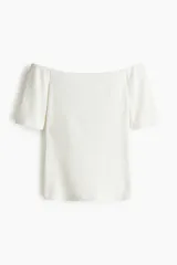 Top blanco de punto acanalado con escote off-the-shoulder, mangas cortas y corte ceñido.