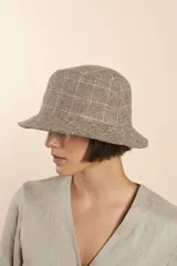 Sombrero tipo bucket de lana color beige con diseño de espiga.