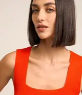 Blusa cropped naranja de punto con escote cuadrado y bretel ancho.