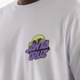 Remera blanca de manga corta con estampado en la espalda de una pirámide con un ojo, manos y un ovni.