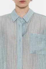 Camisa rosa con rayas horizontales, de corte holgado, manga larga con puños abotonados, cuello camisero, cierre frontal con botones, bolsillo de parche en el pecho y canesú en la espalda con pliegue.