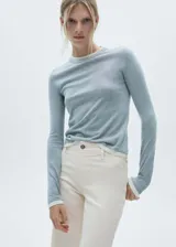 Pantalón de jean culotte color crema, tiro alto, con cierre de cremallera y botón, trabillas, bolsillos traseros, bajo deshilachado y tejido elástico.