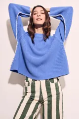 Sweater azul de punto con cuello redondo y mangas largas.
