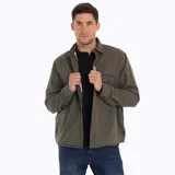 Sobrecamisa Merrell color verde oliva, confeccionada en algodón suave y resistente. Cuenta con cuello clásico, cierre frontal con botones a presión, bolsillo de parche en el pecho izquierdo con etiqueta de la marca y puños con botón.