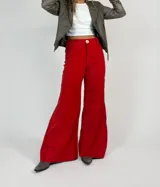 Pantalón de cuero rojo, de corte con piernas anchas y tiro medio alto.