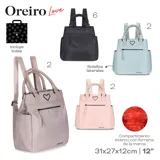 Mochila color beige con doble asa de mano y tiras ajustables para la espalda. Tiene un bolsillo frontal con cierre y un bolsillo lateral abierto.