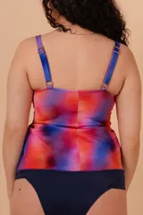 Camiseta tankini estampada con nudo en el escote y breteles regulables. No incluye la parte de abajo. Confeccionada con tela que contiene fibra LYCRA® XTRA LIFE™.