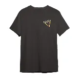 Remera blanca de algodón con cuello redondo y mangas cortas. Estampado en el pecho de una porción de pizza con contorno negro y relleno en amarillo y rojo.