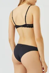 Bombacha vedetina clásica blanca con encaje floral en la parte delantera.