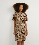 Vestido corto acanalado de viscosa con estampado animal print de jaguar, cuello redondo y mangas cortas.