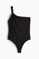 Body negro de un hombro con tirante trenzado y corte clásico.