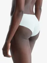 Bombacha hipster color celeste de microfibra ligera, con cintura baja, bordes cortados a láser y logo de Calvin Klein estampado en la cadera.