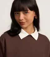 Sweater marrón de algodón con cuello polo blanco contrastante, mangas largas y rib en puños y ruedo.