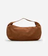 Bolso hobo grande de gamuza color marrón con cierre de cremallera y correa ancha para el hombro.
