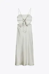 Vestido midi de satén color gris claro, con escote recto, tirantes finos ajustables, espalda descubierta con lazo y abertura en la cintura.