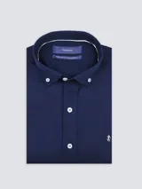 Camisa de vestir azul marino para hombre, de algodón, con cuello abotonado y logo bordado en el pecho. Corte clásico y mangas largas.