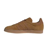 Zapatillas Adidas Gazelle color marrón de gamuza con las tres tiras laterales y suela de goma.
